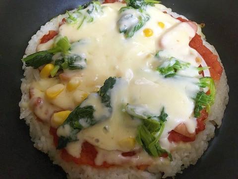 フライパンでごはんピザ